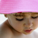 Tout savoir sur les normes UPF des chapeaux enfants anti-UV